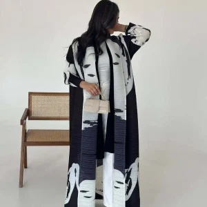 Miyake Pleated Printed Trench Coat – Women's Ultra-Thin Cape-Style Outerwear with Three-Quarter Sleeves (Fall 2025)